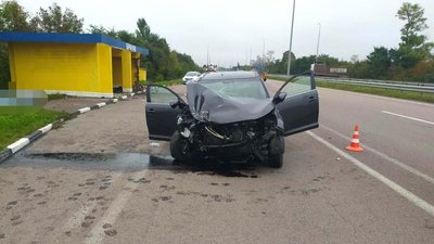 На Рівненщині авто влетіло у зупинку, водій загинув