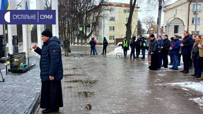 На центральному кладовищі Сум вшанували пам'ять захисників Донецького аеропорту На центральному кладовищі Сум вшанували пам'ять захисників Донецького аеропорту