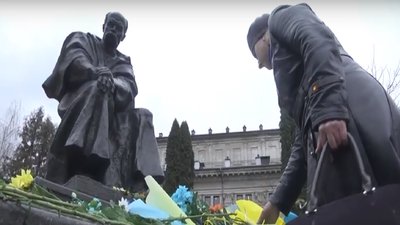 У день народження Тараса Шевченка тернополяни помолилися за мир в Україні та поклали квіти Кобзареві