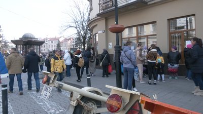 Як у Франківську наймолодша та найстарша волонтерки "Карітасу" допомагають переселенцям Як у Франківську наймолодша та найстарша волонтерки "Карітасу" допомагають переселенцям