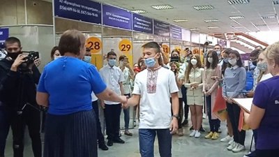 П'ятнадцять криворіжців 20 серпня урочисто отримали паспорти громадян України