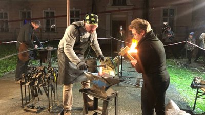 В Івано-Франківську розпочалися нічні кування. Ковалі створять емблему міста В Івано-Франківську розпочалися нічні кування. Ковалі створять емблему міста