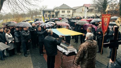 На Закарпатті попрощалися із полеглим захисником Михайлом Лакатошом На Закарпатті попрощалися із полеглим захисником Михайлом Лакатошом