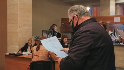 Черги, натовп або ж порожні дільниці: як голосують у Черкасах Черги, натовп або ж порожні дільниці: як голосують у Черкасах