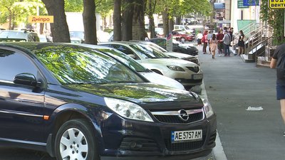 Паралельно чи за принципом «ялинки». Які паркувальні майданчики облаштовують у Дніпрі Паралельно чи за принципом «ялинки». Які паркувальні майданчики облаштовують у Дніпрі