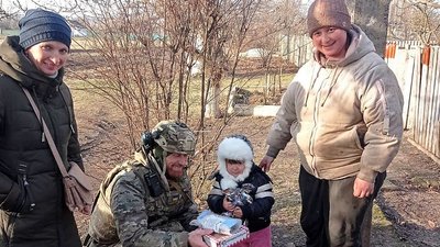 "Миколай у пікселі": бійці 103 бригади ТрО подарували понад 300 подарунків дітям на сході