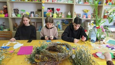 На Тернопільщині діти прикрасили вулицю свого міста великодніми віночками На Тернопільщині діти прикрасили вулицю свого міста великодніми віночками