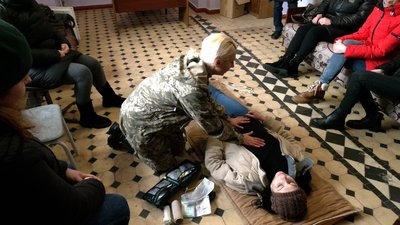 У місті на Рівненщині місцевих жителів вчили рятувати життя й діяти при штурмі