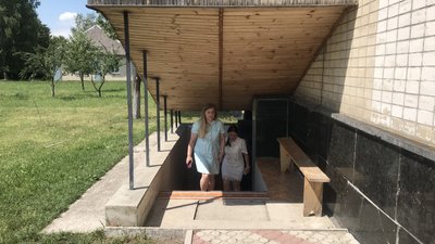 У Романові на Житомирщині урочистості до Дня Конституції провели у бомбосховищі У Романові на Житомирщині урочистості до Дня Конституції провели у бомбосховищі