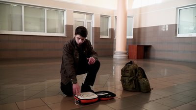 Врятувати людині життя до приїзду швидкої: на залізничному вокзалі в Чернігові встановлено дефібрилятор Врятувати людині життя до приїзду швидкої: на залізничному вокзалі в Чернігові встановлено дефібрилятор
