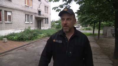 Пожежний-рятувальник зруйновані будинки Лиман Донеччина Пожежний-рятувальник зруйновані будинки Лиман Донеччина