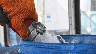 Роздача очищеної води трамваєм і тролейбусом