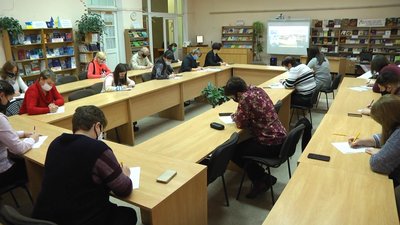 У Хмельницькому бібліотекарі писали національний радіодиктант єдності