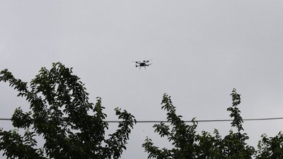 Дрон у небі над Херсоном