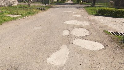 "Вирішили, що потрібно щось робити». У Дніпрі місцеві жителі самі відремонтували 50 метрів дороги