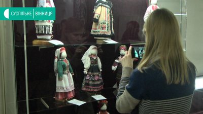 Ляльки з соломи, кукурудзи та мотанки привезла до Вінниці тернополянка Людмила Павлова