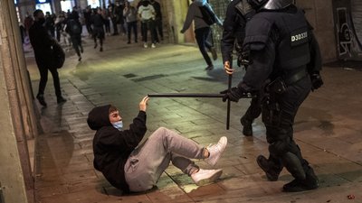 У Барселоні антикарантинні протести закінчилися сутичками з поліцією, є затримані У Барселоні антикарантинні протести закінчилися сутичками з поліцією, є затримані
