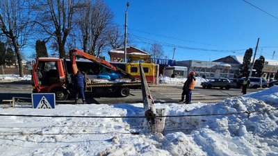У Житомирі впала електроопора на вулиці Покровській, частково перекрили рух транспорту