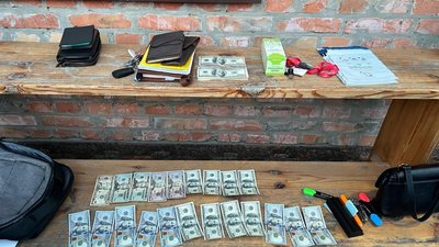 П'ять тисяч доларів за рекламу: на Черкащині адвоката та посадовця підозрюють у хабарництві П'ять тисяч доларів за рекламу: на Черкащині адвоката та посадовця підозрюють у хабарництві