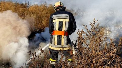 На Тернопільщині пожежники два дні гасять сміттєзвалище На Тернопільщині пожежники два дні гасять сміттєзвалище