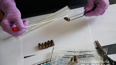 Зі зброєю та наркотиками у парку Тернополя правоохоронці затримали чоловіка Зі зброєю та наркотиками у парку Тернополя правоохоронці затримали чоловіка