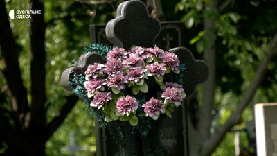 Можуть спричинити рак та алергію: чи варто купляти штучні квіти на поминальну неділю Можуть спричинити рак та алергію: чи варто купляти штучні квіти на поминальну неділю