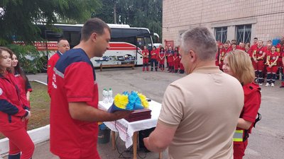Медиків екстренки нагородили у Черкасах 27 липня Медиків екстренки нагородили у Черкасах 27 липня