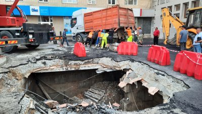 Вантажівку, яка в центрі Житомира провалилася під асфальт, витягнули з пролому