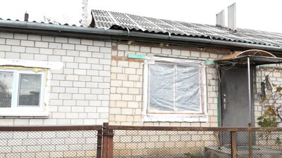 "Не знаю, як зимувати", – житель селища Ставище на Житомирщині показує пошкоджене обстрілами житло "Не знаю, як зимувати", – житель селища Ставище на Житомирщині показує пошкоджене обстрілами житло
