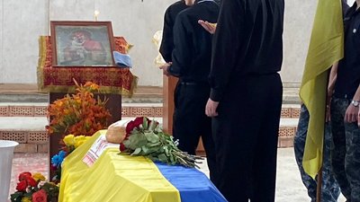 "Пам’ятаю, коли він просто усміхається": на Одещині попрощалися із загиблим військовим. ВІДЕО "Пам’ятаю, коли він просто усміхається": на Одещині попрощалися із загиблим військовим. ВІДЕО