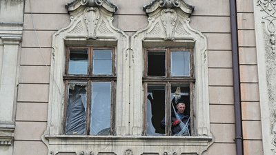 Розбиті вікна на одному з поверхів будинку
