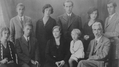 Родина Крушельницьких. У 1934-1937 роках шість членів родини були репресовані та страчені Родина Крушельницьких. У 1934-1937 роках шість членів родини були репресовані та страчені