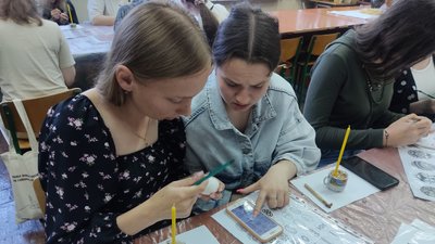 Писанка як магія і подарунок: для студентів житомирського університету влаштували майстер-клас із писанкарства Писанка як магія і подарунок: для студентів житомирського університету влаштували майстер-клас із писанкарства