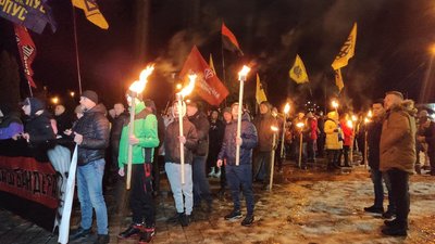 Смолоскипною ходою відзначили день народження Степана Бандери у Черкасах