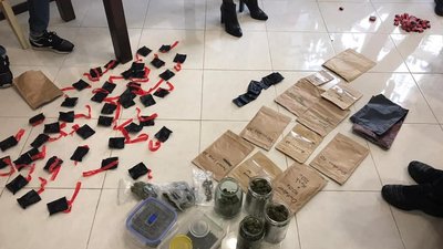 На Прикарпатті затримали групу людей, які продавали наркотики у мережі