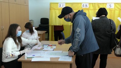 На виборчих дільницях у Херсоні - черги На виборчих дільницях у Херсоні - черги