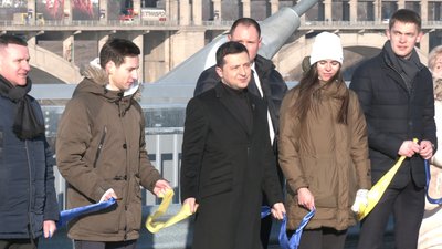 До Дня соборності та з нагоди відкриття руху на вантовому мості запоріжці утворили "живий ланцюг" До Дня соборності та з нагоди відкриття руху на вантовому мості запоріжці утворили "живий ланцюг"