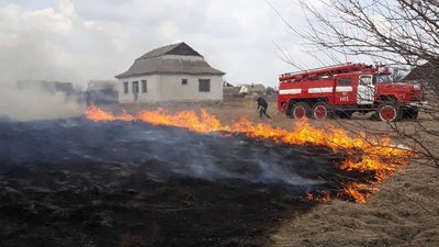 Черкаські рятувальники ліквідували загоряння сухої трави