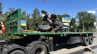 У Кременчуці демонтували пам’ятник матросам Дніпровської флотилії У Кременчуці демонтували пам’ятник матросам Дніпровської флотилії
