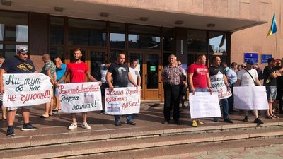 Вимагають ремонту дороги. У Франківську під ОДА протестують жителі Спаської ТГ Вимагають ремонту дороги. У Франківську під ОДА протестують жителі Спаської ТГ
