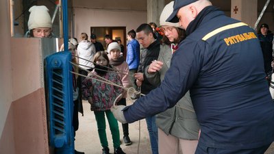 На Тернопільщині рятувальники провели уроки безпеки для пластунів На Тернопільщині рятувальники провели уроки безпеки для пластунів