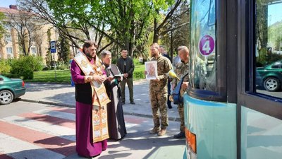 Волонтер з Тернопільщини передав автобус військовослужбовцям Волонтер з Тернопільщини передав автобус військовослужбовцям