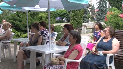 "Бібліотека під парасолькою": у Черкасах розпочалась вулична акція "Бібліотека під парасолькою": у Черкасах розпочалась вулична акція