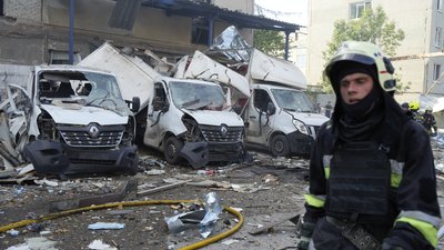 Наслідки авіаудару РФ по терміналу Нової пошти у Харкові,
