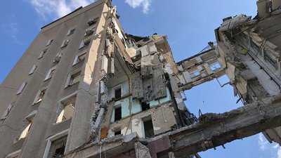 Молодик зістрибнув з будівлі облради у Миколаєві