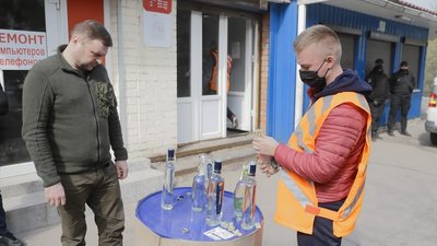 У Дніпрі алкоголь, вилучений в «наливайках», спрямують на виготовлення дезінфікуючих засобів (ФОТО) У Дніпрі алкоголь, вилучений в «наливайках», спрямують на виготовлення дезінфікуючих засобів (ФОТО)