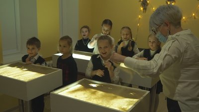 У Вінниці до Новорічних свят для школярів організували серію майстер-класів із пісочної анімації У Вінниці до Новорічних свят для школярів організували серію майстер-класів із пісочної анімації