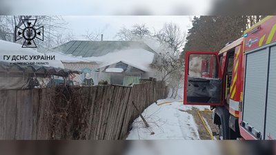 Рятувальники гасять пожежу на Чернігівщині Рятувальники гасять пожежу на Чернігівщині