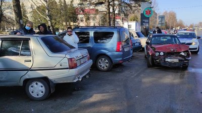 Занесло на парковку: у Чернігові водій BMW протаранив чотири автівки