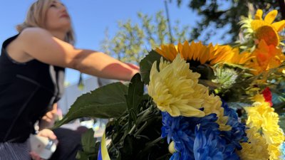 Квіти, які поклали на Алеї Слави